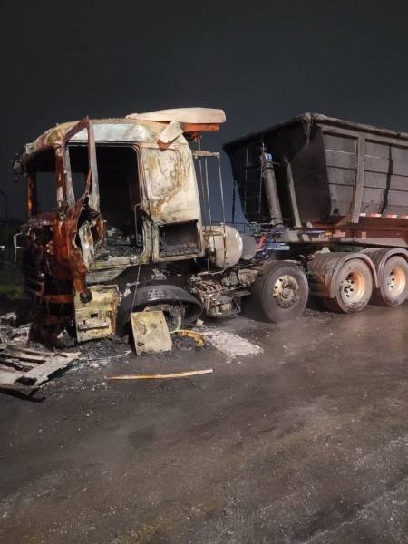 Caminhão transportando carvão pega fogo em Içara — foto 2