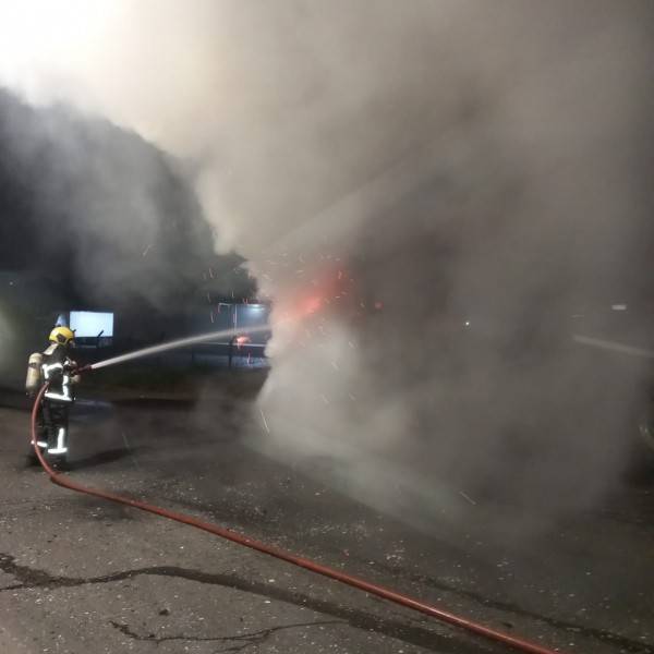 Caminhão transportando carvão pega fogo em Içara — foto 3