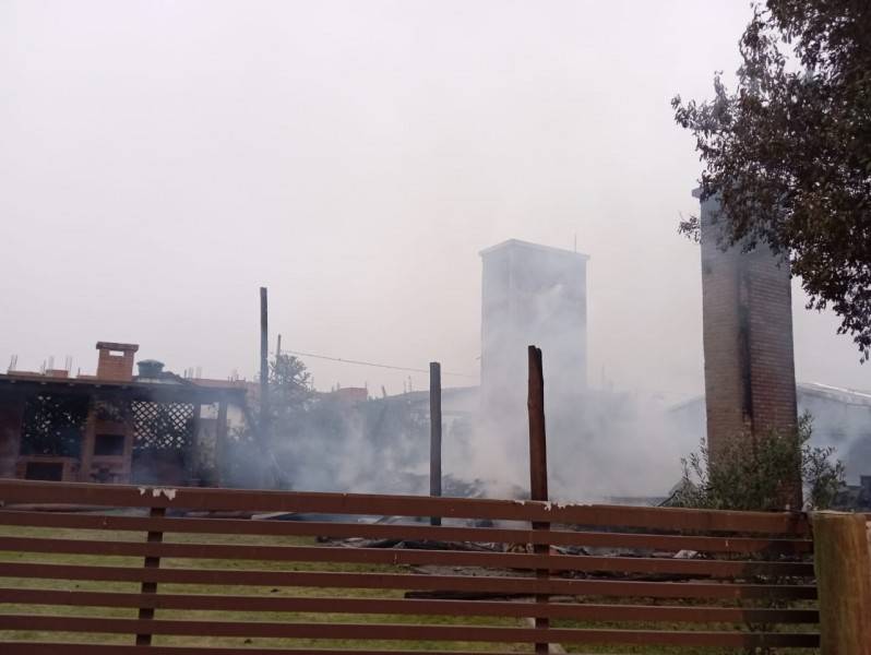 Casa é consumida por incêndio em Balneário Gaivota — foto 1