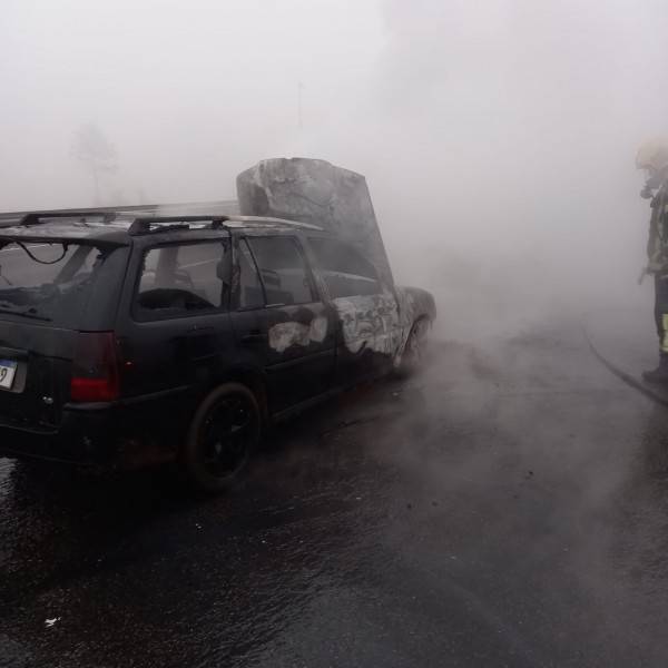 Carro pega fogo na BR-101 em Içara — foto 1