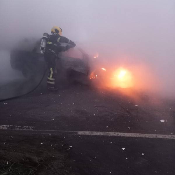 Carro pega fogo na BR-101 em Içara — foto 2