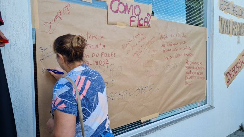 Fechamento de agência em Criciúma: bancários fazem cena teatral em protesto — foto 1