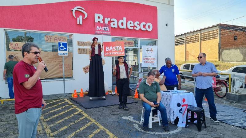 Fechamento de agência em Criciúma: bancários fazem cena teatral em protesto — foto 2