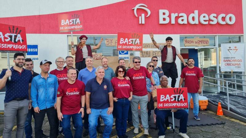 Fechamento de agência em Criciúma: bancários fazem cena teatral em protesto — foto 4
