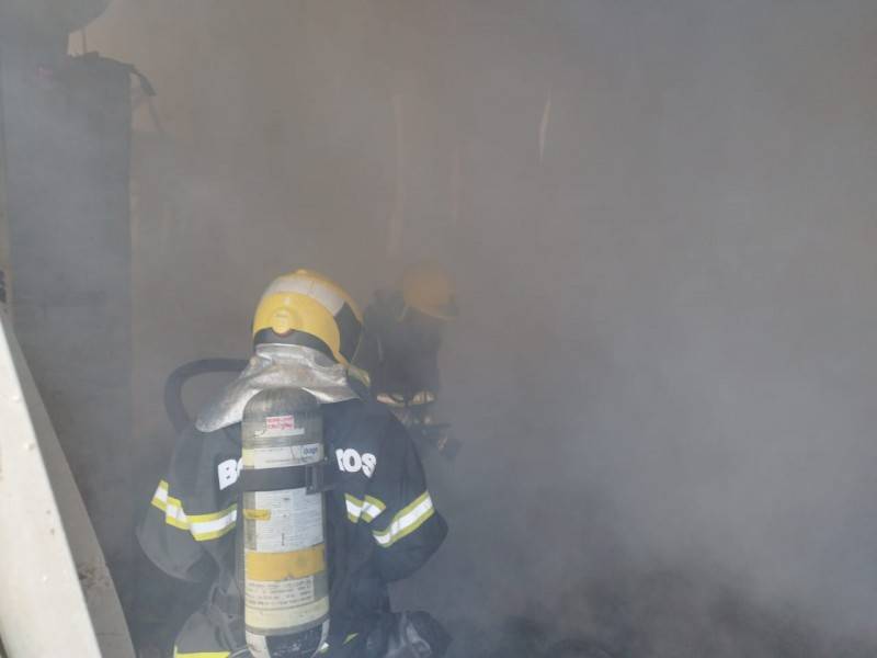 Incêndio destrói oficina mecânica em Morro da Fumaça — foto 1