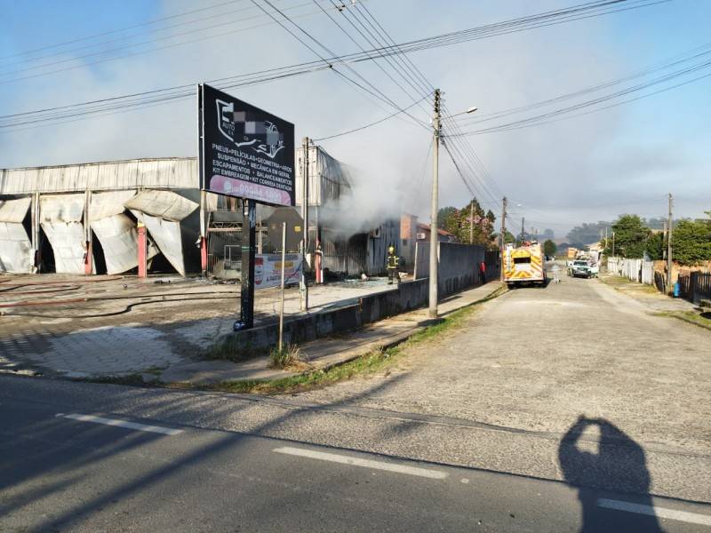 Incêndio destrói oficina mecânica em Morro da Fumaça — foto 2