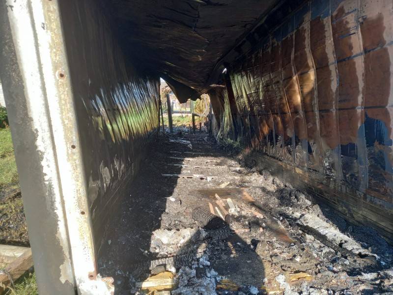Contêiner é atingido por incêndio em Balneário Gaivota — foto 1