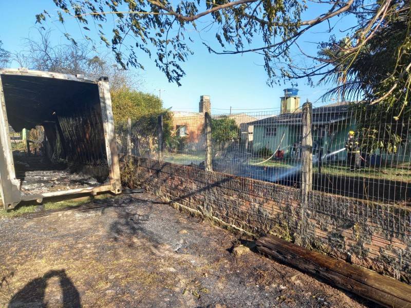 Contêiner é atingido por incêndio em Balneário Gaivota — foto 2