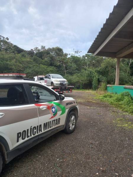 Carro furtado é encontrado sem as quatro rodas em Criciúma — foto 1