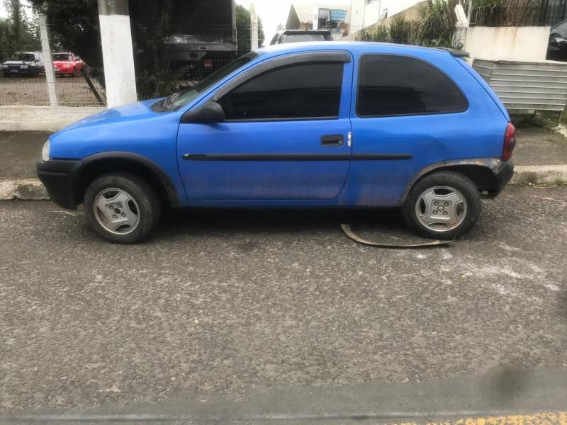 Criciúma: carro tomba após colisão no bairro Nossa Senhora da Salete — foto 1