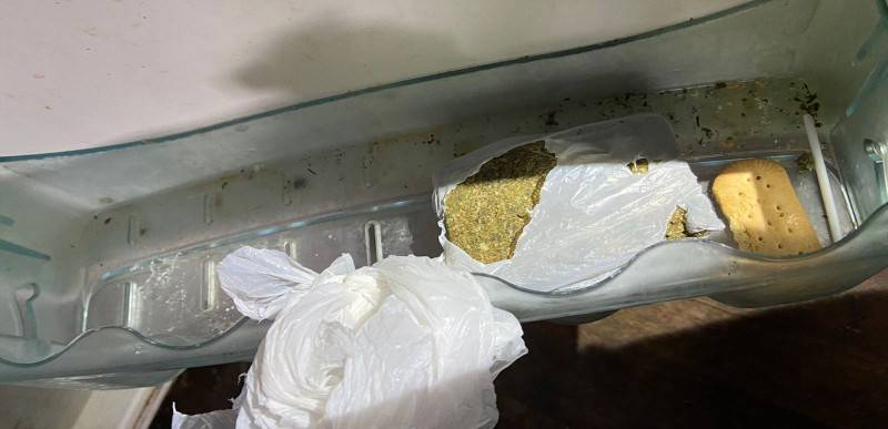 Homem é preso com pedras de crack e porções de maconha dentro de casa em Orleans — foto 1