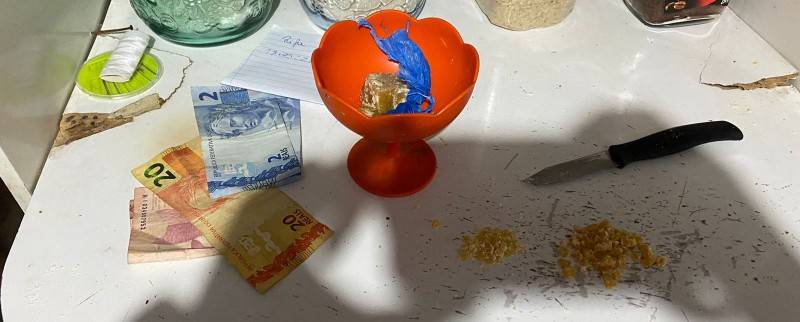 Homem é preso com pedras de crack e porções de maconha dentro de casa em Orleans — foto 2
