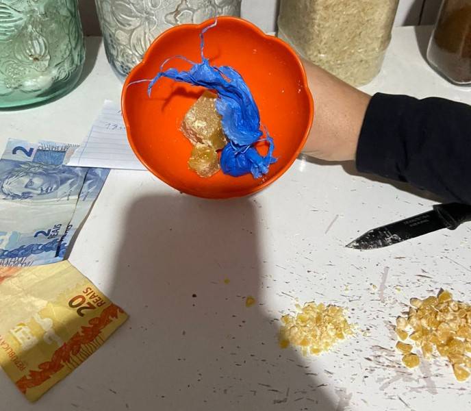 Homem é preso com pedras de crack e porções de maconha dentro de casa em Orleans — foto 3