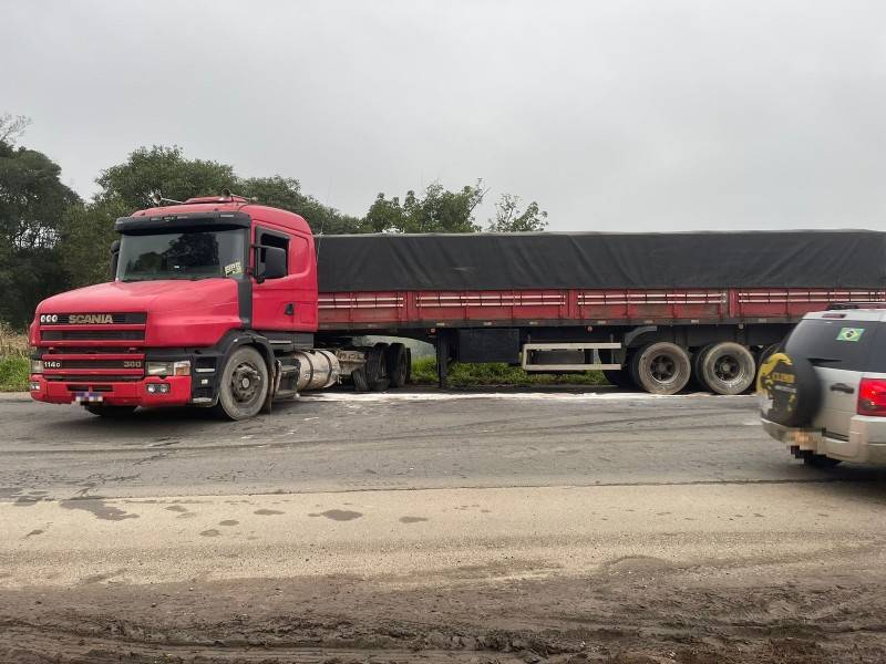 Acidente com carreta e carro deixa trânsito em meia pista em Criciúma — foto 2