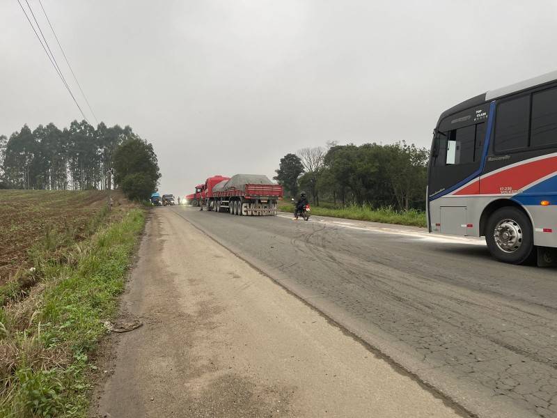 Acidente com carreta e carro deixa trânsito em meia pista em Criciúma — foto 6
