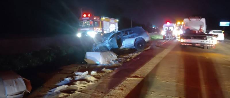 Carga de caminhão se desprende e provoca acidente envolvendo três veículos em Capivari de Baixo — foto 1