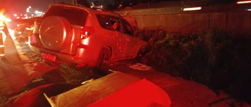 Carga de caminhão se desprende e provoca acidente envolvendo três veículos em Capivari de Baixo — foto 2