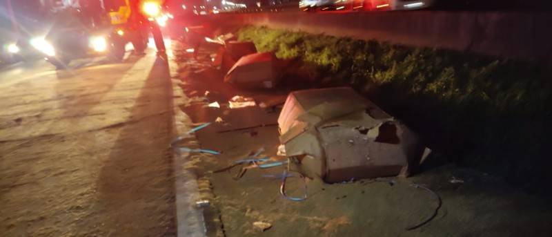 Carga de caminhão se desprende e provoca acidente envolvendo três veículos em Capivari de Baixo — foto 3