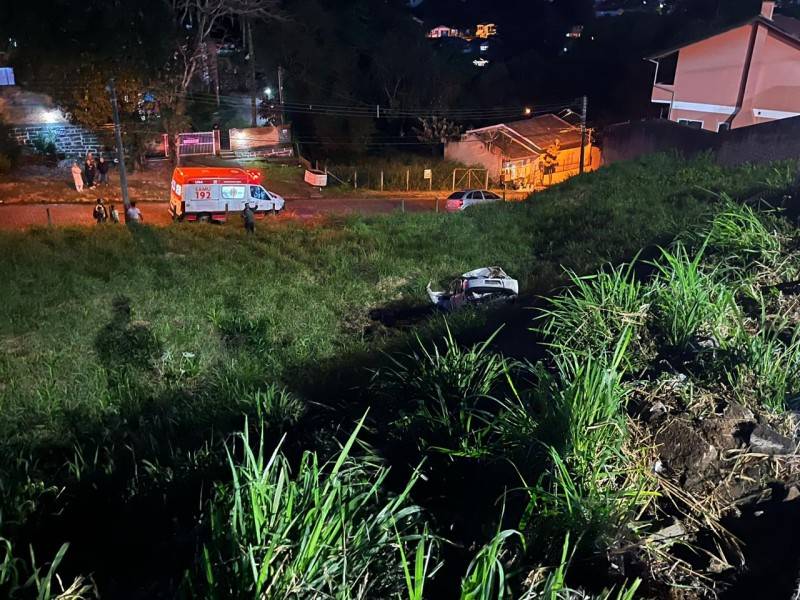 Criciúma: motorista capota carro em barranco no Vera Cruz — foto 1