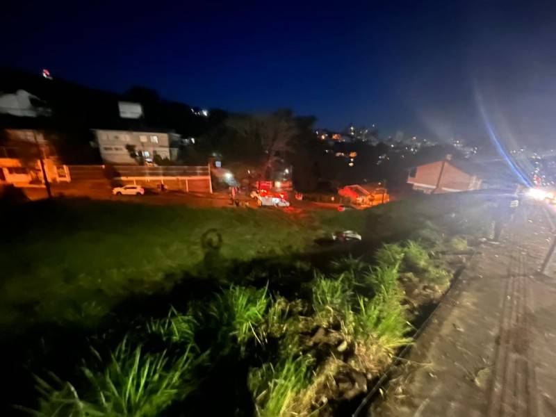 Criciúma: motorista capota carro em barranco no Vera Cruz — foto 2