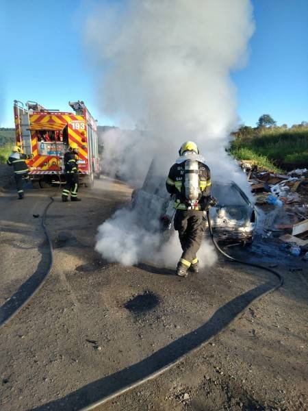 Criciúma: carro é destruído por incêndio no bairro Colonial — foto 1