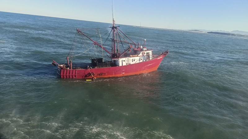 Pescador é resgatado em alto-mar pelo serviço aeromédico do Samu; veja fotos e vídeos — foto 1