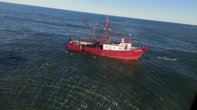 Pescador é resgatado em alto-mar pelo serviço aeromédico do Samu; veja fotos e vídeos — foto 2