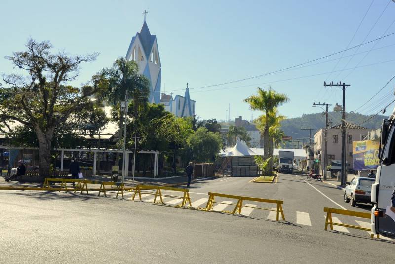 Trânsito é interditado para montagem da estrutura da Festa do Colono em Siderópolis — foto 1