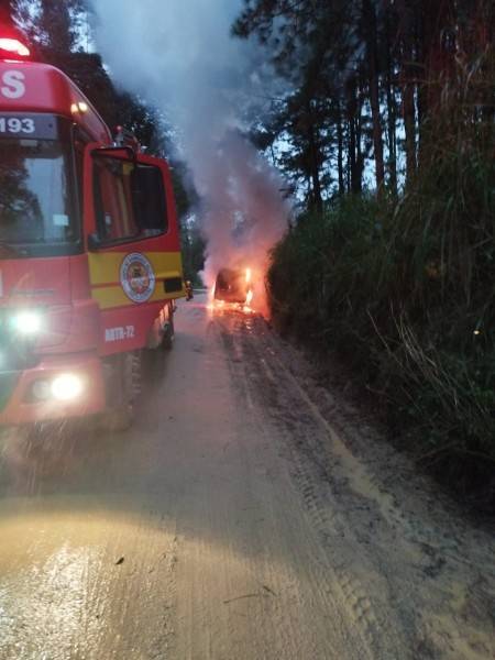 Corpo de Bombeiros combate incêndio em veículo em Morro da Fumaça — foto 1