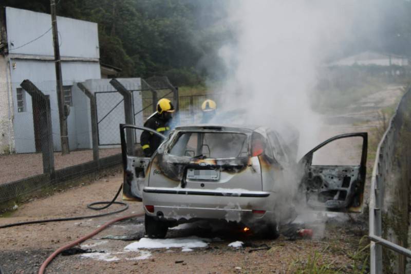 Criciúma: carro pega fogo na avenida Álvaro Catão — foto 1