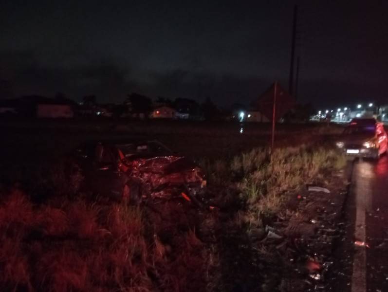 Colisão frontal entre carros deixa mulher ferida em Meleiro — foto 1