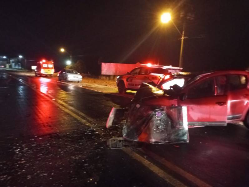 Colisão frontal entre carros deixa mulher ferida em Meleiro — foto 2