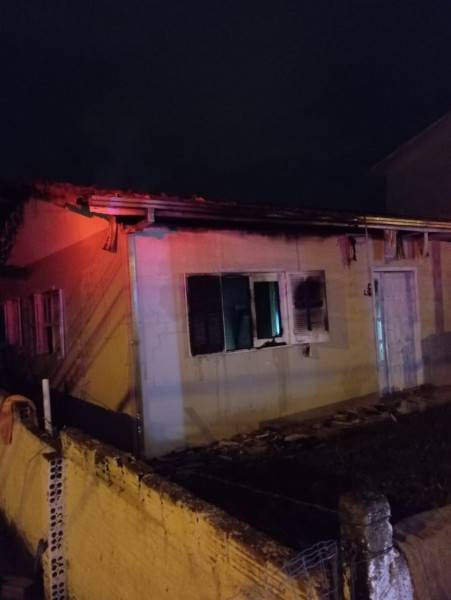 Casa de alvenaria pega fogo em Sombrio — foto 1