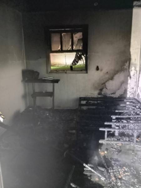 Casa de alvenaria pega fogo em Sombrio — foto 4