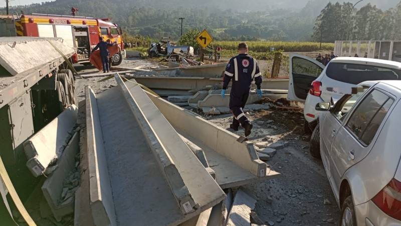 Carga de blocos de concreto cai de caminhão e atinge três carros em Tubarão — foto 1