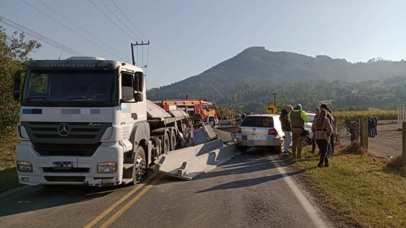 Carga de blocos de concreto cai de caminhão e atinge três carros em Tubarão — foto 2