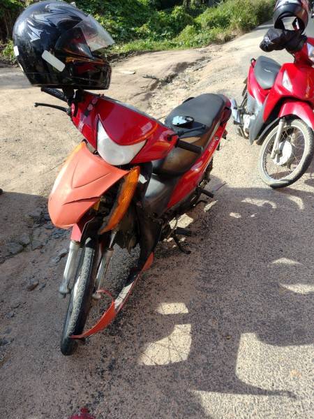 Tombamento de caminhão provoca colisão entre carro e moto em Orleans — foto 1
