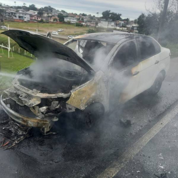 Corpo de Bombeiros combate incêndio em veículo na SC-445 em Içara — foto 1