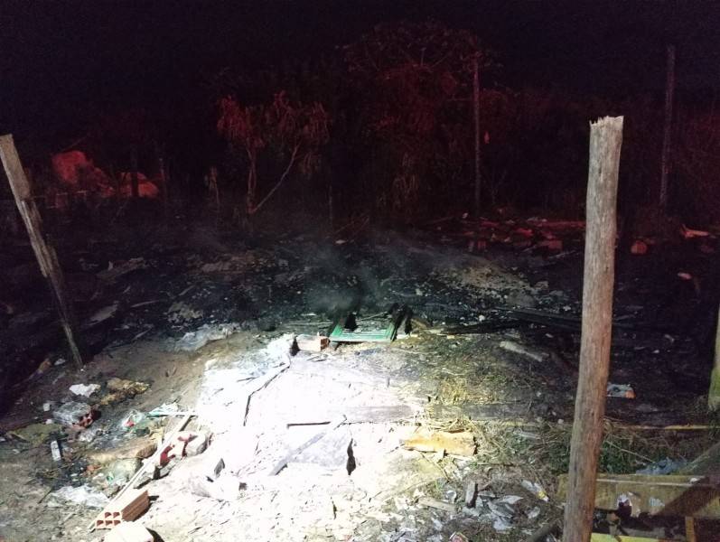 Casa de madeira é consumida por incêndio em Balneário Gaivota — foto 2