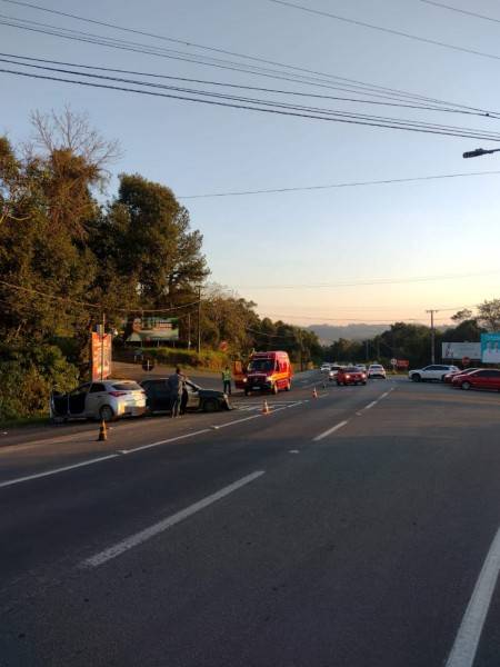 Orleans: colisão entre carros deixa motorista ferida — foto 1