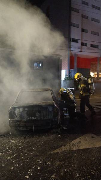 Carro pega fogo em Criciúma após colisão — foto 1