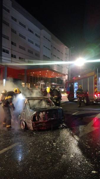 Carro pega fogo em Criciúma após colisão — foto 2