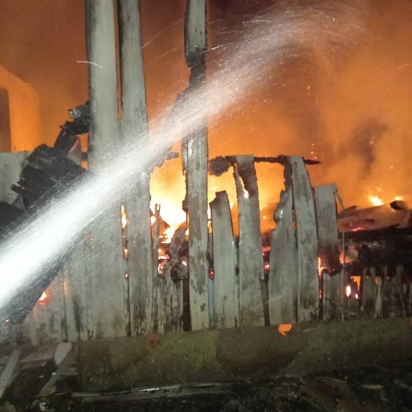 Içara: bombeiros combatem incêndio em residência no bairro Jaqueline — foto 1