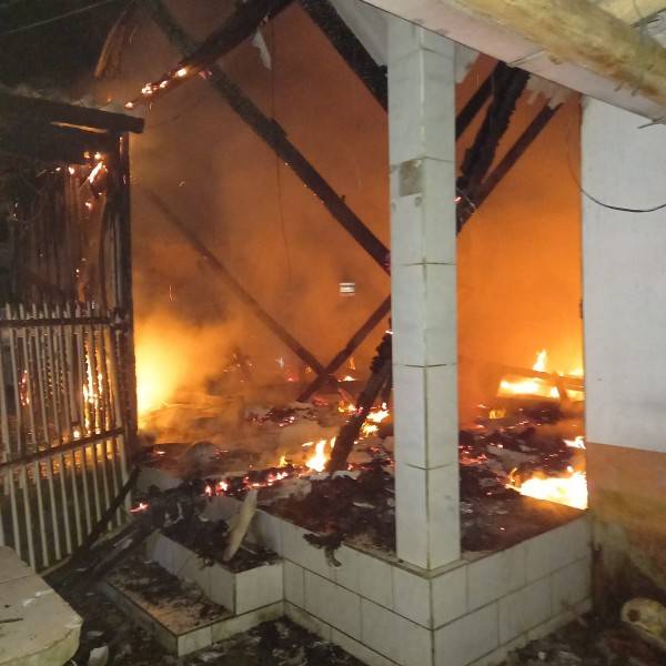 Içara: bombeiros combatem incêndio em residência no bairro Jaqueline — foto 2