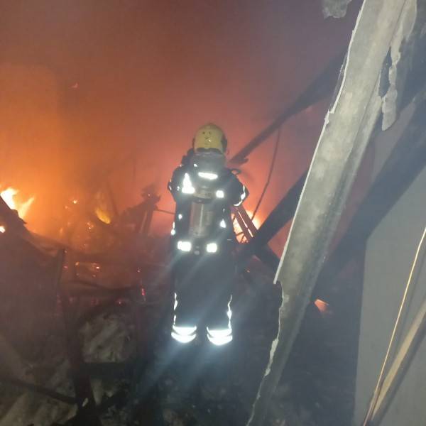 Içara: bombeiros combatem incêndio em residência no bairro Jaqueline — foto 4