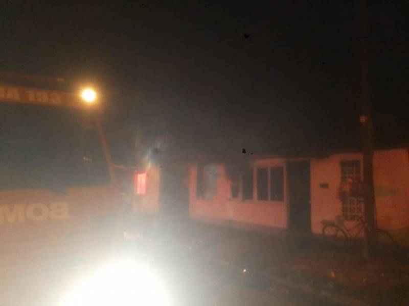 Bombeiros controlam incêndio em residência de Passo de Torres — foto 1