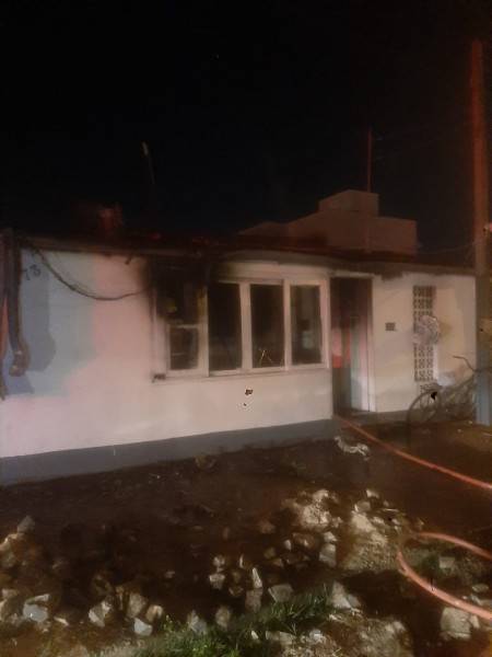 Bombeiros controlam incêndio em residência de Passo de Torres — foto 2