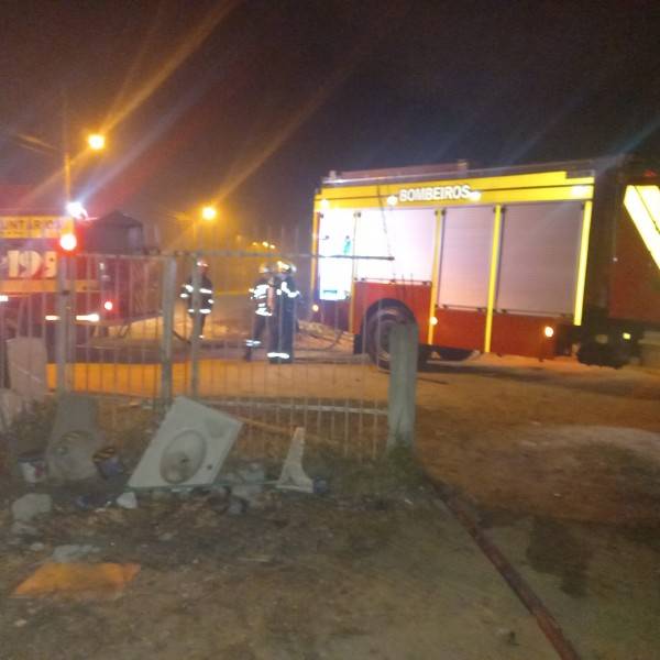 Incêndio destrói casa de madeira em Balneário Rincão — foto 1