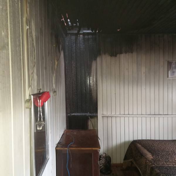 Içara: moradores combatem princípio de incêndio em casa de madeira — foto 1