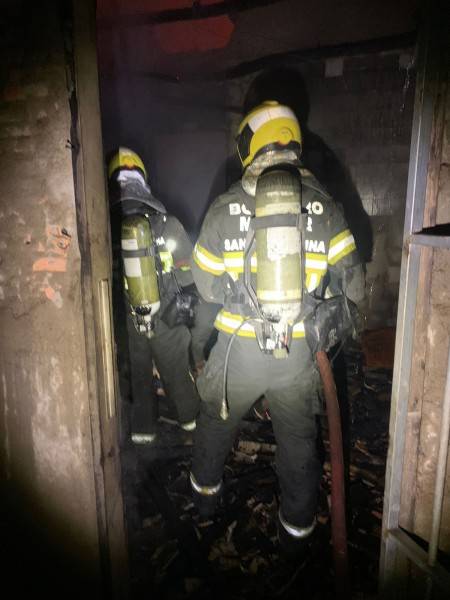 Incêndio destrói residência em Criciúma e deixa idosa gravemente ferida — foto 1
